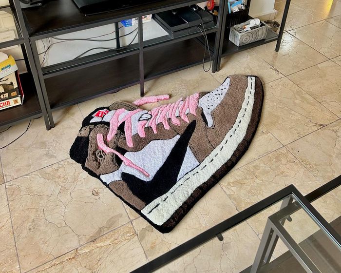 Alfombra tufting de unas Jordan 1 x Travis Scott