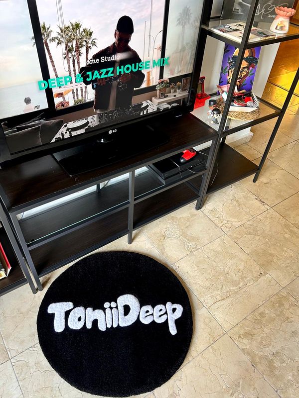 Alfombra tufting personalizada: Logo de ToniiDeep